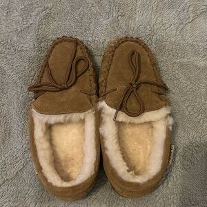 Bear paw slippers, size 7 women’s